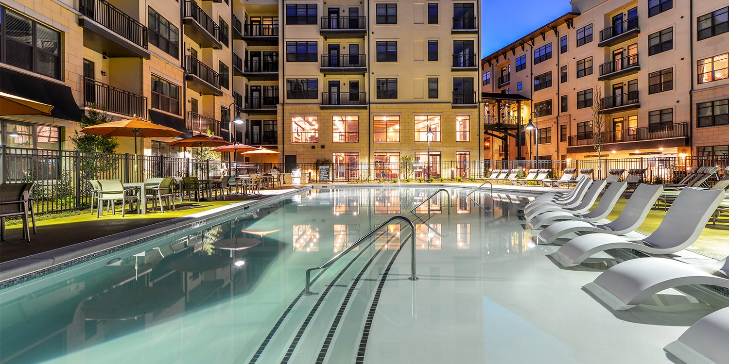 Resort-style pool at Blaine Buckhead West (fka Solis Downwood)