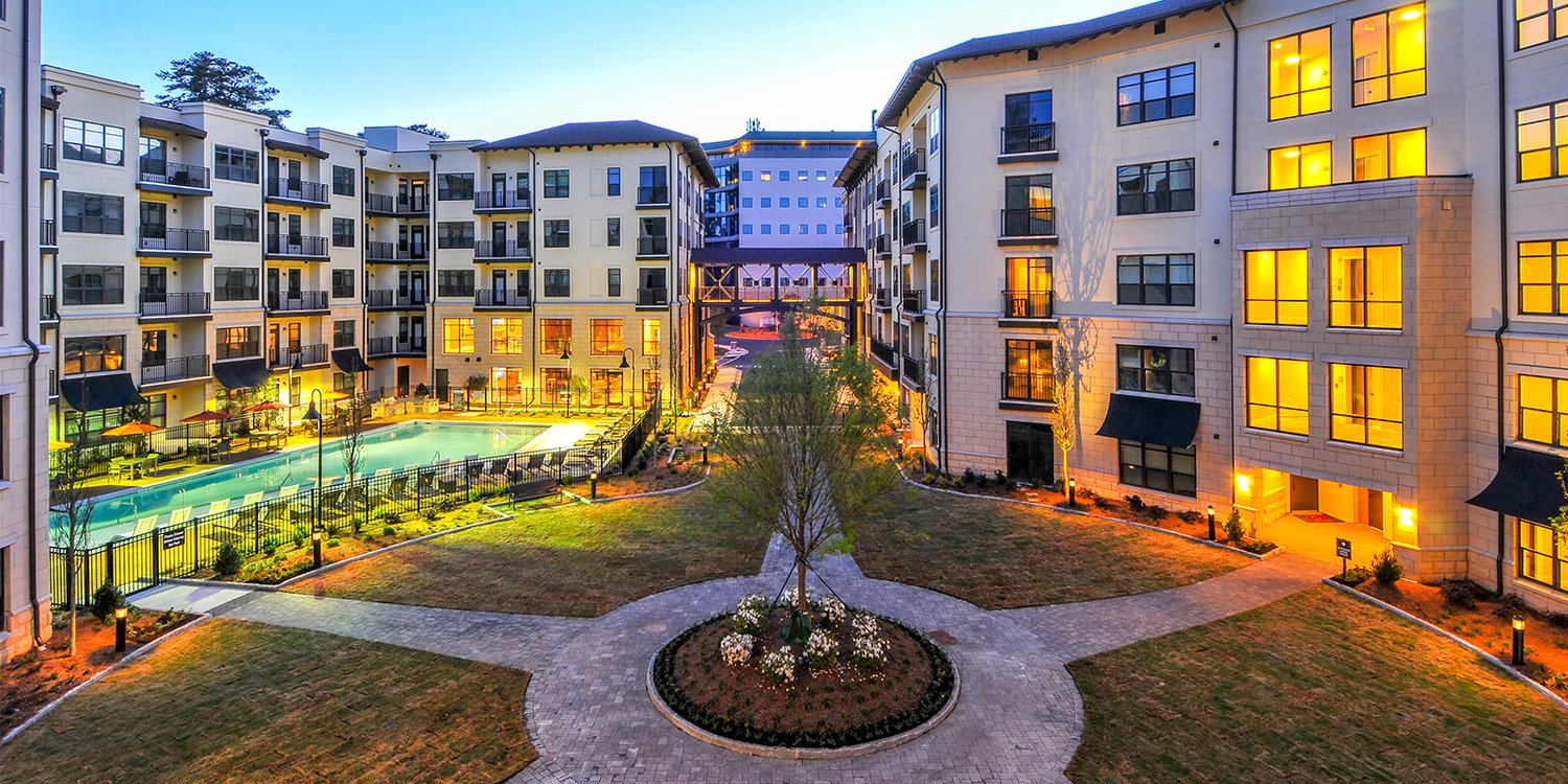 Courtyard and pool at Blaine Buckhead West (fka Solis Downwood) in Atlanta's Buckhead area