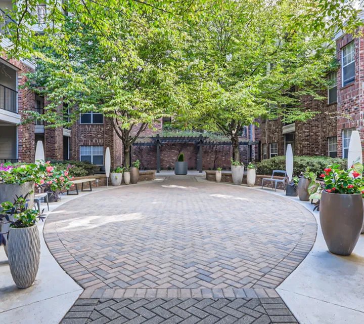 Landscaped interior courtyard at Crest at Midtown
