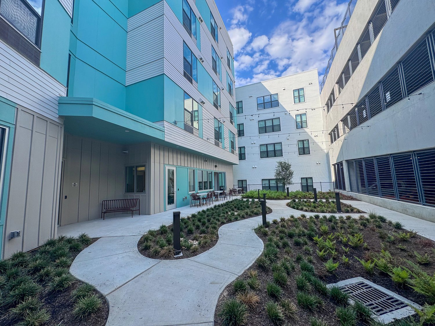 Landscaped interior courtyard at Seabrook Square II